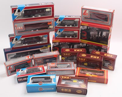 Lot 458 - One tray of mixed 00 gauge wagons, to include...