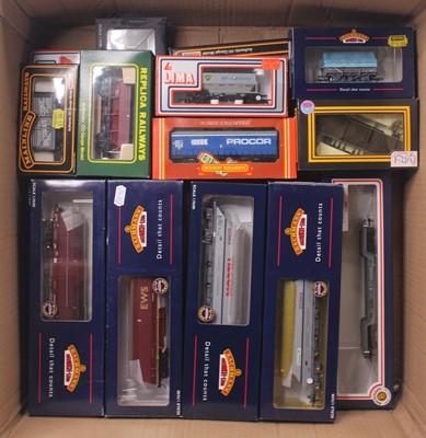 Lot 459 - One tray containing mixed 00 gauge wagons,...