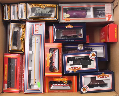 Lot 460 - A mixed collection of 00 gauge wagons to...
