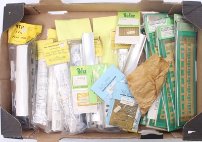 Lot 563 - One tray containing 00 gauge coach kits,...