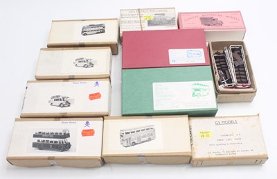 Lot 1021 - 11 unmade 1:72 scale white metal bus kits to...