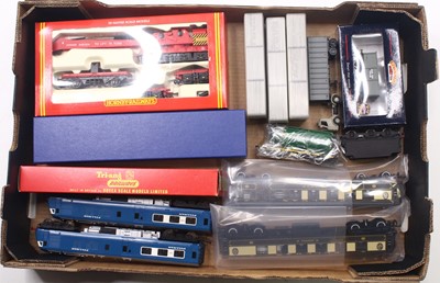 Lot 471 - One tray containing 00 gauge locos and rolling...