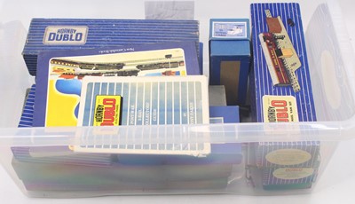 Lot 341 - Hornby-Dublo accessories: D1 Through Station,...