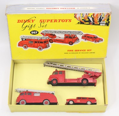 Lot 1416 - Dinky Toys No.957 Gift Set "Fire Service"...