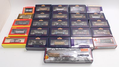 Lot 461 - One tray containing 00 gauge petrol and milk...