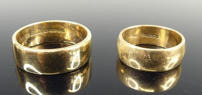 Lot 2672 - A modern gent's 9ct gold wedding band, sponsor...