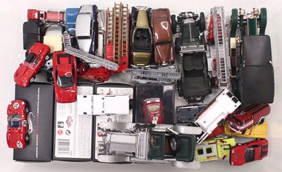 Lot 846 - One tray of mixed scale modern issue diecast...