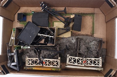 Lot 167 - Large tray containing: working diorama of...
