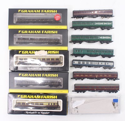 Lot 598 - A collection of N gauge Coaches to include a...