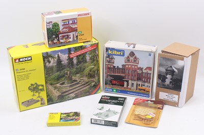 Lot 595 - One tray of N gauge continental accessories,...