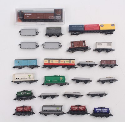 Lot 597 - A small collection of British N gauge wagons...