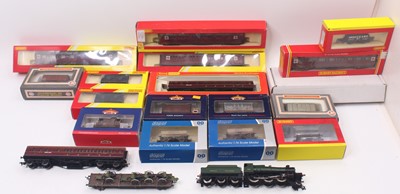 Lot 454 - One tray containing 00 gauge rolling stock to...