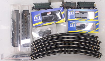 Lot 577 - A collection of HO gauge rolling stock to...