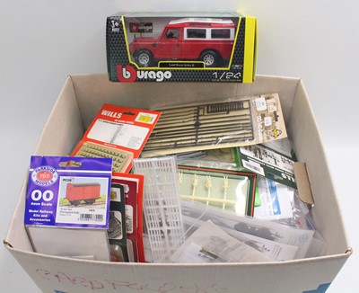 Lot 609 - A box of mixed model railway interest items to...