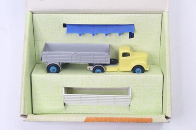 Lot 1417 - Dinky Toys No. 424 Convertible Articulated...