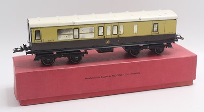 Lot 148 - 1937-41 Hornby 0 gauge no.2 corridor coach,...