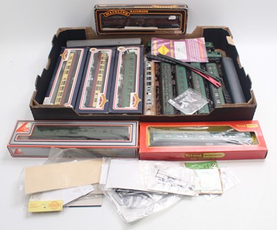 Lot 449 - One tray containing 00 gauge coaches,...