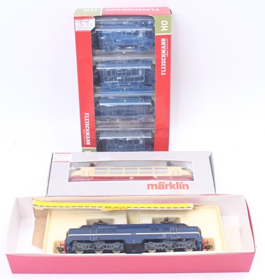 Lot 568 - Two HO gauge locos, together with a set of...