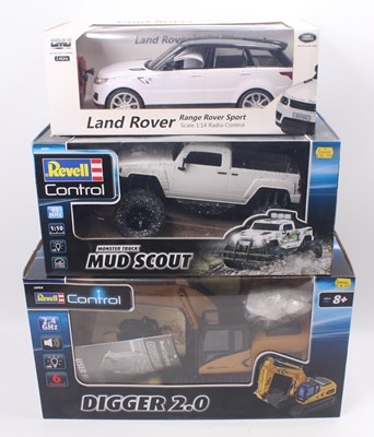 Lot 877 - A collection of three various boxed Revell and...