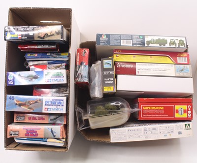 Lot 1024 - Two boxes of various diecast and plastic kit...