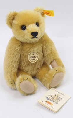 Lot 1834 - A Steiff No. 000492 golden mohair classic 1909...