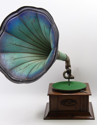 Lot 614 - An early 20th century oak cased gramophone,...