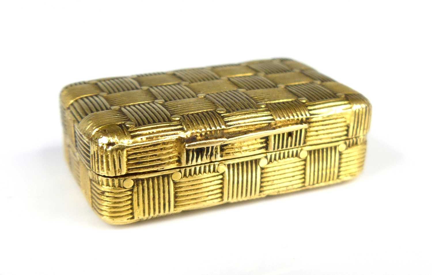 Lot 1231 - A George III 18ct yellow gold vinaigrette in...