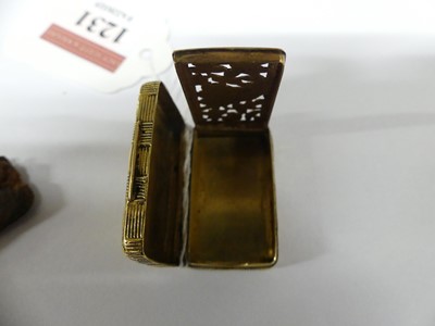 Lot 1231 - A George III 18ct yellow gold vinaigrette in...