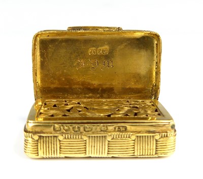 Lot 1231 - A George III 18ct yellow gold vinaigrette in...