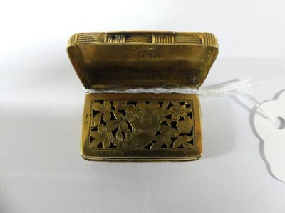 Lot 1231 - A George III 18ct yellow gold vinaigrette in...