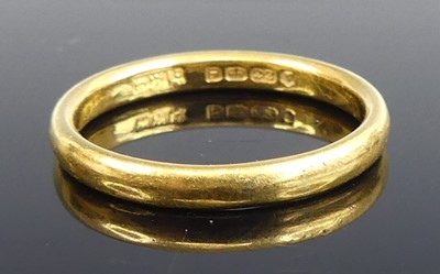 Lot 2504 - A 22ct gold 2.5mm D-shaped plain wedding ring,...