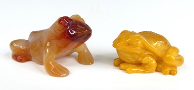 Lot 1230 - An agate carving of a toad, 63.7g, w.5.5cm;...