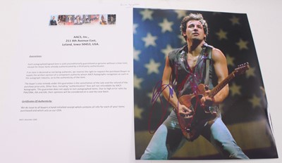 Lot 718 - An extensisive collection autographs from...