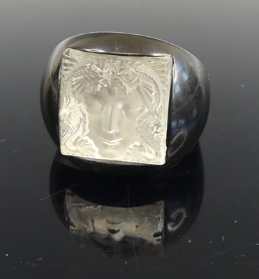 Lot 124 - A Lalique 'Arethues Masque de Femme' ring, the...