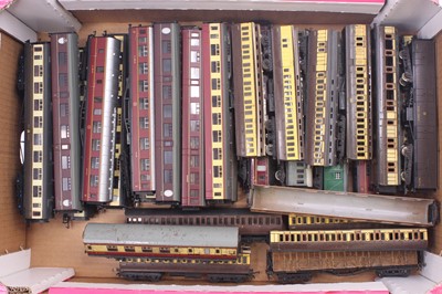 Lot 492 - One tray containing various 00 gauge coaches,...