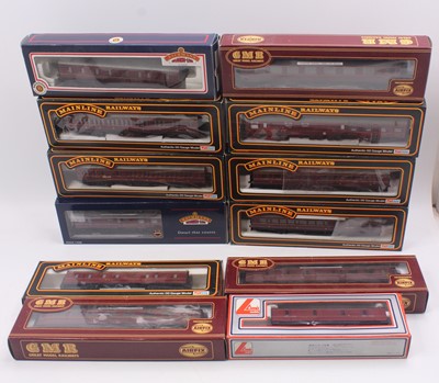 Lot 434 - Twelve 00 gauge coaches, by various...