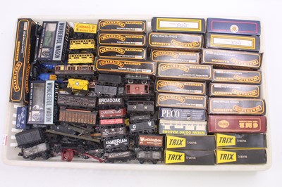Lot 444 - A large quantity of 00 gauge wagons by various...