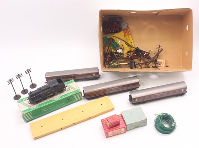 Lot 253 - A small collection of Hornby Dublo to include...