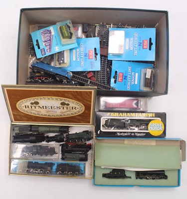 Lot 678 - Two boxes of N gauge rolling stock and track...