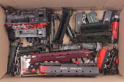 Lot 485 - A large collection of 00 gauge loco bodies,...