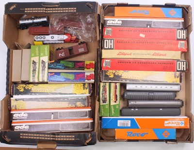 Lot 660 - Two trays of HO gauge rolling stock to include...