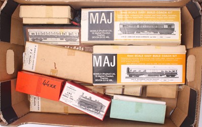 Lot 618 - One tray containing 00 gauge unmade kits to...