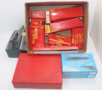 Lot 483 - One tray containing mainly Triang 00 gauge...