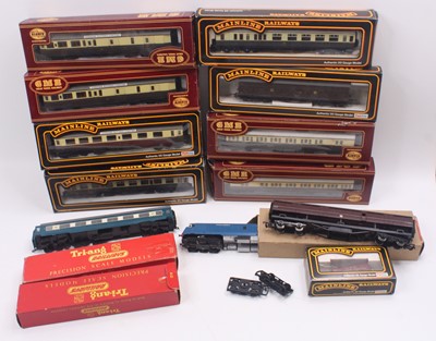 Lot 431 - One tray containing 00 gauge coaches by...