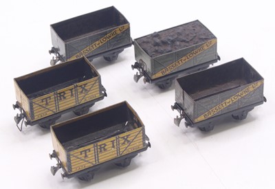 Lot 565 - Five Trix Twin pre-war 00 gauge wagons to...