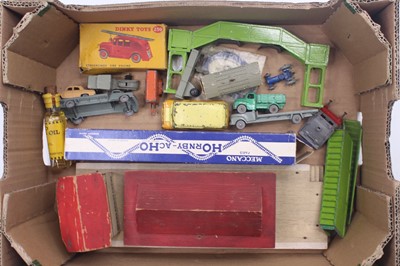 Lot 256 - One tray containing various Hornby Dublo and...