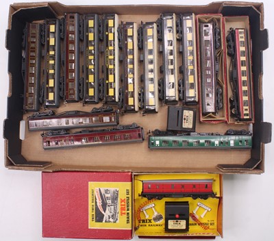 Lot 579 - One tray containing Trix Twin 00 gauge coaches,...