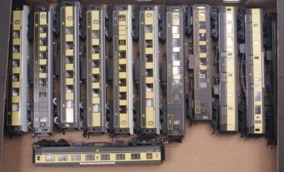 Lot 433 - One tray containing thirteen 00 gauge coaches,...