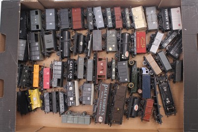 Lot 614 - One tray containing mixed 00 gauge wagons to...
