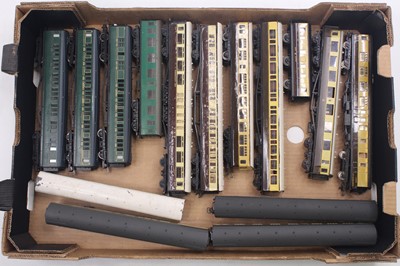 Lot 607 - One tray containing 00 gauge kit-built and...